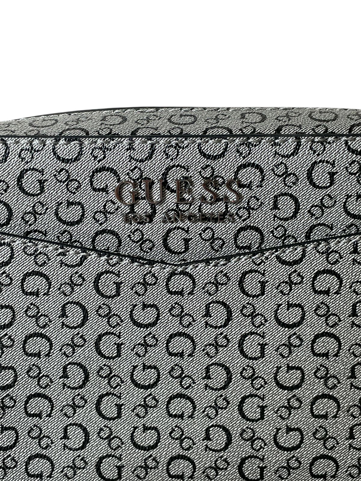 Bolsa GUESS Crossbody Gris con Monograma – Estilo y Versatilidad en Cada Paso