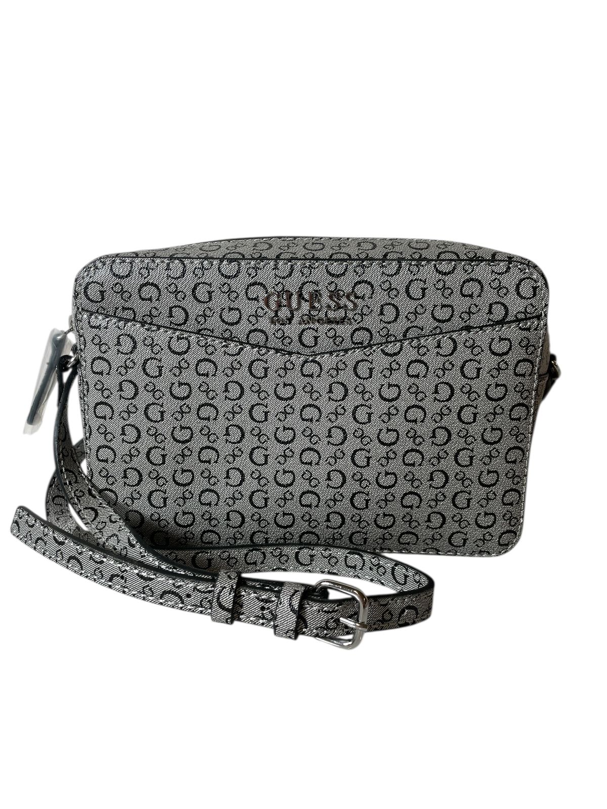 Bolsa GUESS Crossbody Gris con Monograma – Estilo y Versatilidad en Cada Paso