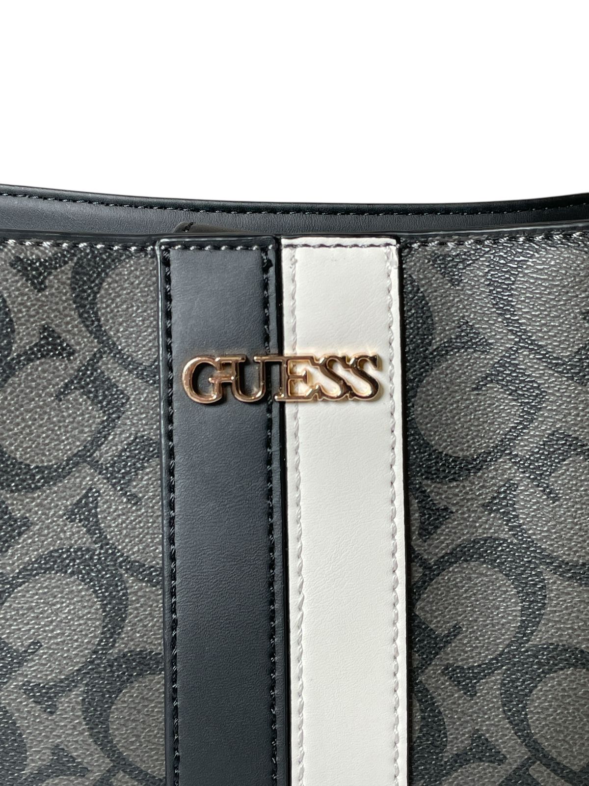 Bolsa GUESS Monograma Black & White | Estilo y poder en cada paso
