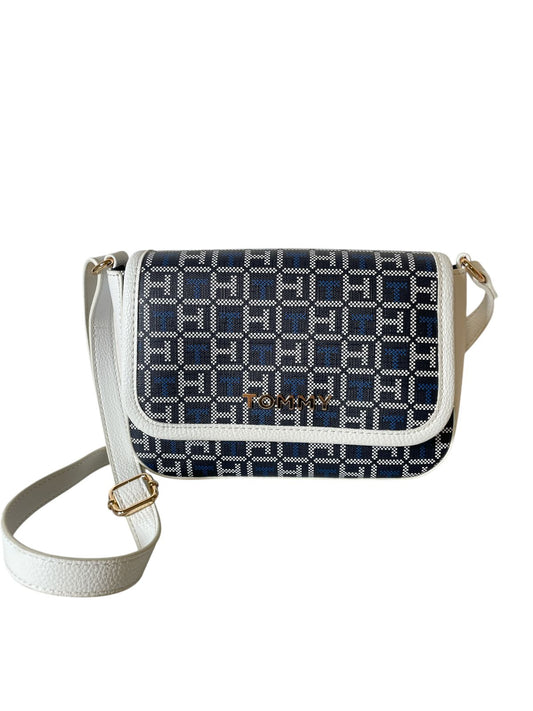Bolsa crossbody Tommy Hilfiger blanca con monograma azul – Estilo que no pasa desapercibido