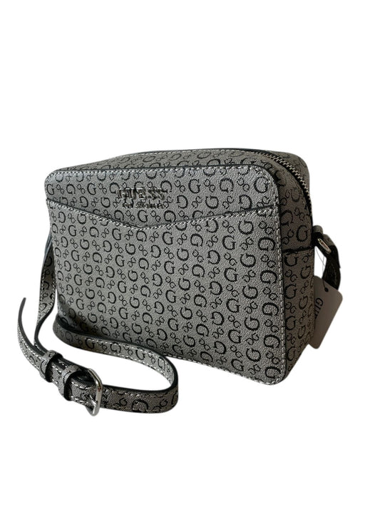 Bolsa GUESS Crossbody Gris con Monograma – Estilo y Versatilidad en Cada Paso